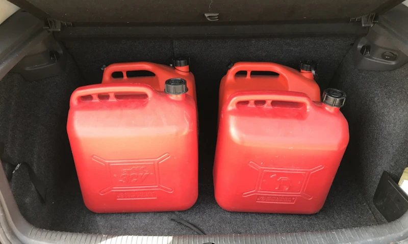 garrafas de combustible en el maletero del coche